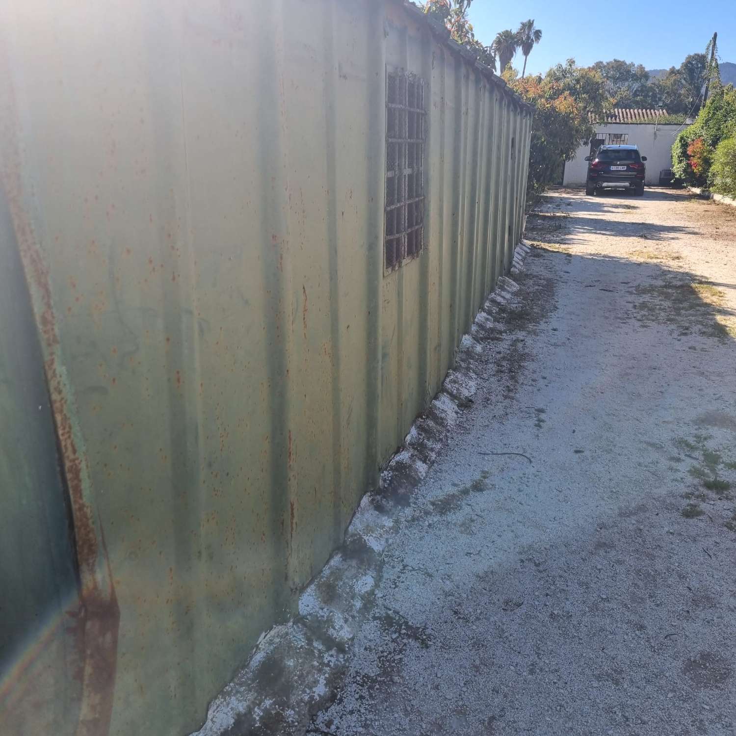 Finca des aguacates con mucha agua y con arboles en producción con casas y piscina