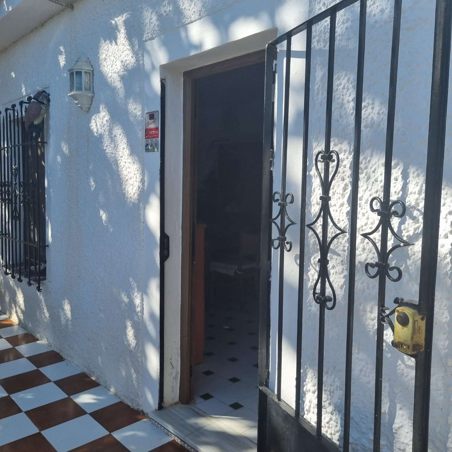 Finca des aguacates con mucha agua y con arboles en producción con casas y piscina