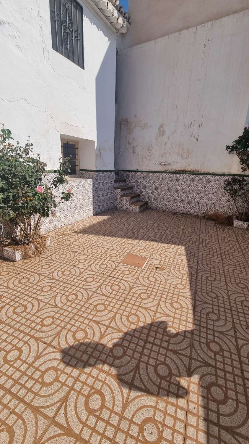 Casa de Pueblos con 5 dormitorios y patio Andaluz