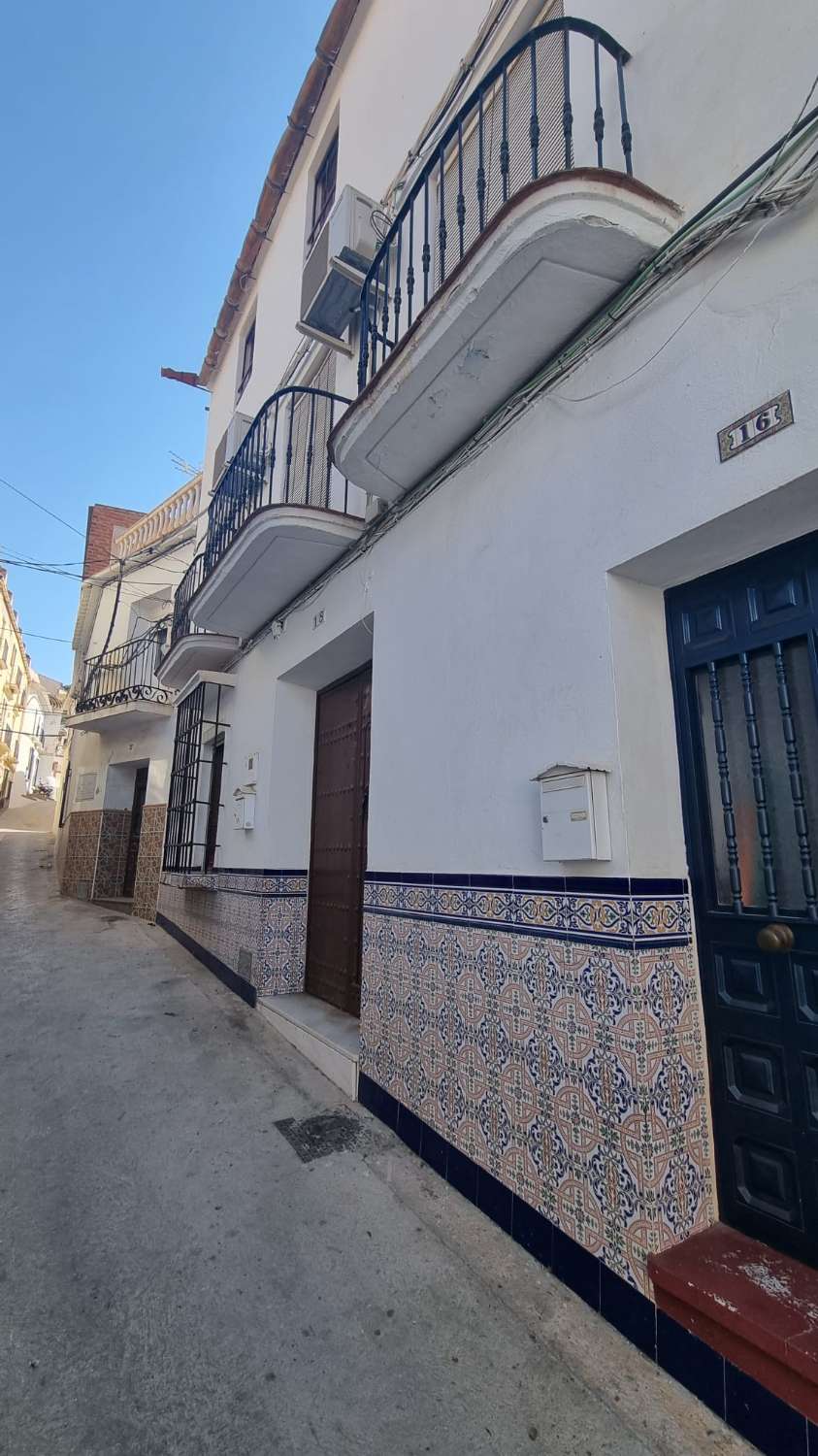 Casa de Pueblos con 5 dormitorios y patio Andaluz